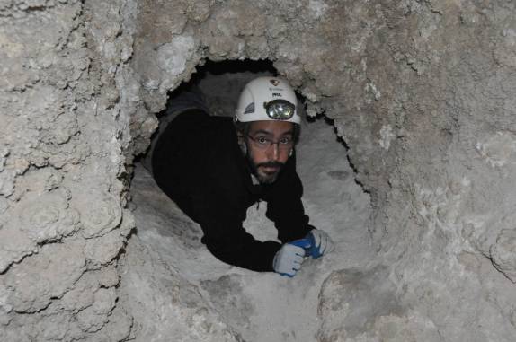 Atravessando túnel na caverna em Carlsbad Caverns National Park, no sul do Novo México, nos Estados Unidos